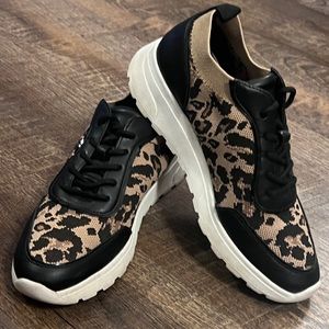 Vince Camuto size 8 Knit Leopard Print athleisure Sneaker